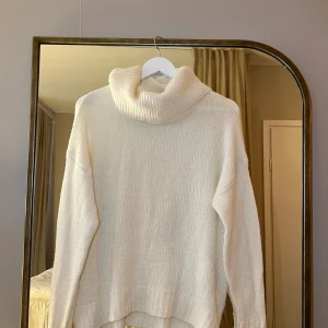 Stickad tröja - Skön stickad tröja med hög och mysig krage 