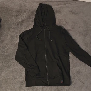 Kofta Demin Project  - Svart Demin Project Kofta i storlek Large, men den känns mer som medium. Lite korta ärmar men annars perfekt. Material: 60% och 40% polyester. Skriv vid minsta fundering eller för fler bilder! 🤝