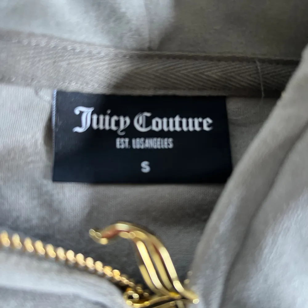 Säljer denna nästan oanvända tröjan, ifrån juicy couture, den är i storlek S, men passar mig som brukar har xs/xxs. Säljer pga ingen användning av den. Kontakta mig vid funderingar. PRIS KAN DUSKUTERAS!!. Tröjor & Koftor.
