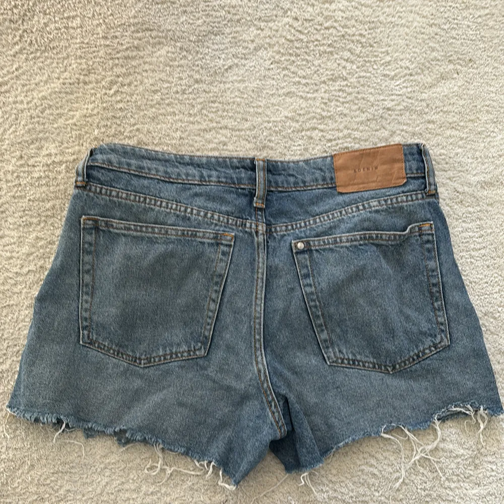 Ett par assnygga, lågmidjade jeansshorts i storlek 36❣️ Säljer då de inte kommer till användning längre🌸. Shorts.