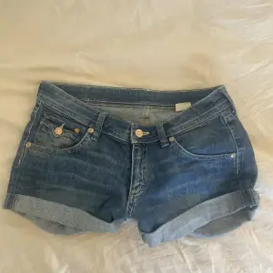 Jättesnygga jeansshorts som sälja pga att de är lite försmå💕 inga defekter och i fint skick :) skulle säga att de passar xs/s men kom gärna privat för mått 