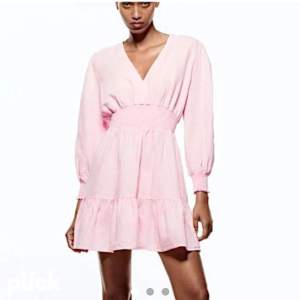 Superfin rosa klänning från zara. Storlek xs, fint skick men säljer då den ej kommer till användning. Hör av er vid frågor!💗