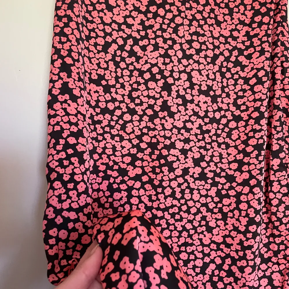 Sidenkjol med rosa små blommor i midi-längd. Jag har gjort en liten slits i sidan hos en skräddare.. Kjolar.