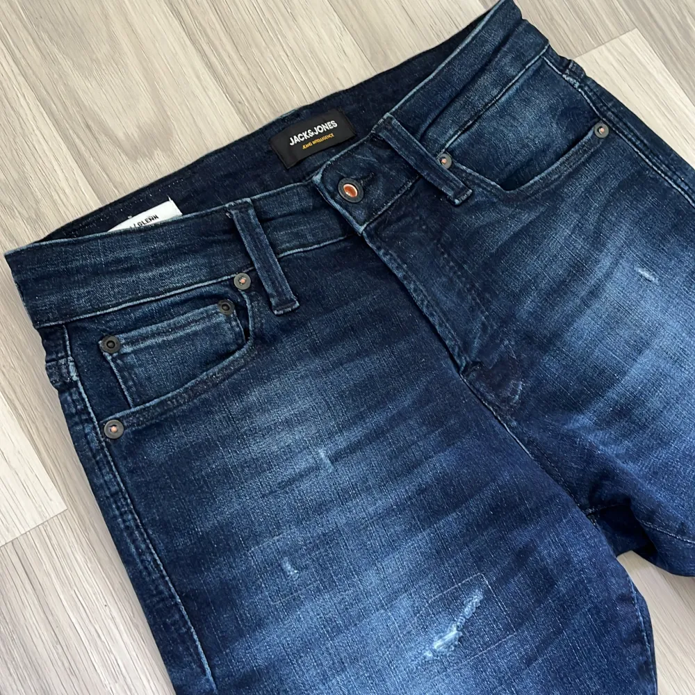 Tja! Säljer ett par extremt snygga jeans från märket Jack&Jones! Dom är helt nya och endast testade en gång!🤝Modell: slim/glenn, nypris ca 1000kr, riktigt eftertraktade! W29 L30 true to size, modellen ska va sliten, Skriv vid minsta intresse 🙌mvh DC. Jeans & Byxor.