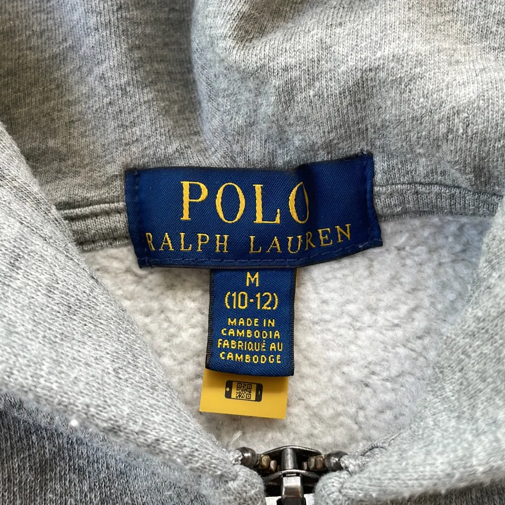 En Ralph lauren zip hoodie i väldigt bra skick. Använd fåtal gånger 9.5/10 skick. Bara att höra av dig om du undrar något. Hoodies.