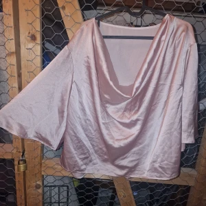 Blus - Super fin blus, i silkes liknande material. Använd vid ett tillfälle🫶🏼