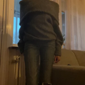 Off shoulder tröja - Tjock, stickad, off shoulder tröja som är jätte skön speciellt till vintern och höst. Säljer då den inte längre kommer till användnig. Pris kan diskuteras 