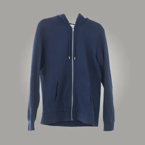 Zip Up Hoodie - By Garment Makers zip up hoodie, skick 9/10 då jag knappt använt den. Nypris runt 800. Skriv vid funderingar eller för fitcheck 🤝