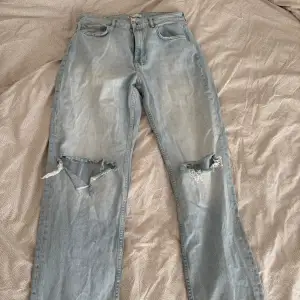 Jeans med hål i knäna från Gina Tricot