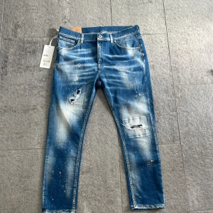 DONDUP JEANS  - Säljer dessa galet feta dondup jeans i Säljer dessa unika Dondup jeans i storlek 33 Helt sprillans nya från Italien med galen tvätt och slitningar. Säljer pågrund av att de var för korta för mig! Priset går att diskuteras vid snabbb affär!