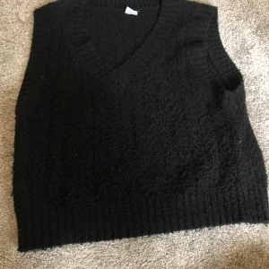 Stickad väst - Stickad väst för bra pris