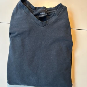Hugo boss långärmad slim fit S - Skick 8/10  Nypris ca 1200 Snygg inga fläckar o skön till sommarn