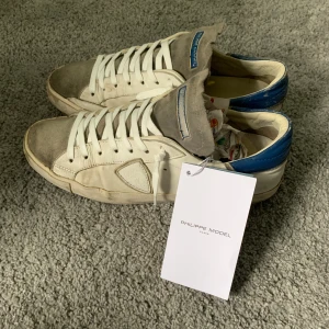 Phillipe Model Sneakers - Säljer dessa eftertraktade phillipe model skorna! | Nypris : 4000, Pris: 2399 | Skick: 6/10, använda men mycket kvar att ge! | Sitter oftast 0,5 storlek större. | Hör av er vid frågor.