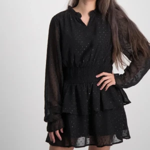 Gina Tricot Klänning  - Gullig klänning från Gina Young.  Strl 146/152 Använd ca 2 ggr, super fint skick  Pris går att diskutera 