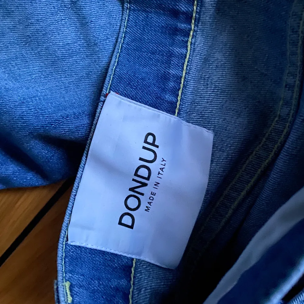 Mycket fina Dondup jeans som alldrig riktigt kommit till användning  Inga defekter eller lagningar ! Skick 9,2/10. Jeans & Byxor.