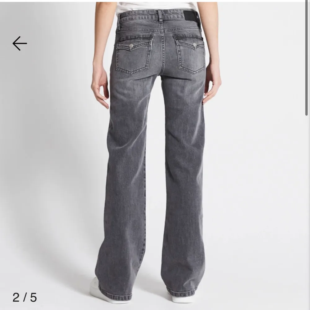 Säljer nu mina knappt använda gråa jeans från lager 157 i jättebra skick💞 dem är i storlek xs/full length💞. Farkut & Housut.