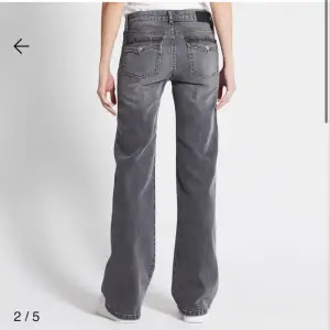 Säljer nu mina knappt använda gråa jeans från lager 157 i jättebra skick💞 dem är i storlek xs/full length💞