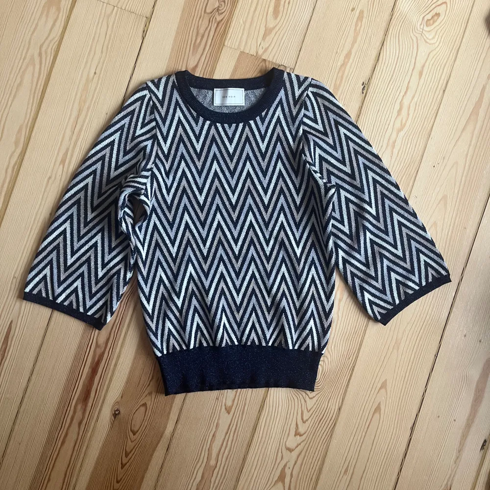 Säljer denna superfina 3/4 ärande tröjan i storlek XS/S. Skriv för fler bilder💕. Tröjor & Koftor.