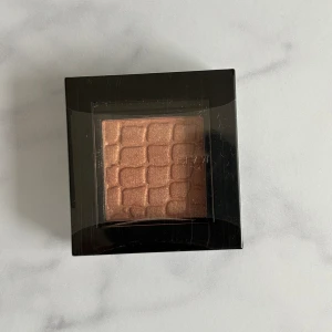 Ögonskugga  - Ny ögonskugga.