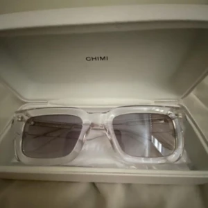 Solglasögon (CHIMI) 05 - Vill också sälja de hära sköna glajorna för 800kr helt o rörda. Fick de i present 🎁 och Modellen är CHIMI 05, CLEAR,  ordinarie priset ligger på 1350kr! 🌴 Du får exakt som nya som du köper där, fast billigare eftersom den har öppnats och testats. 👍🏼