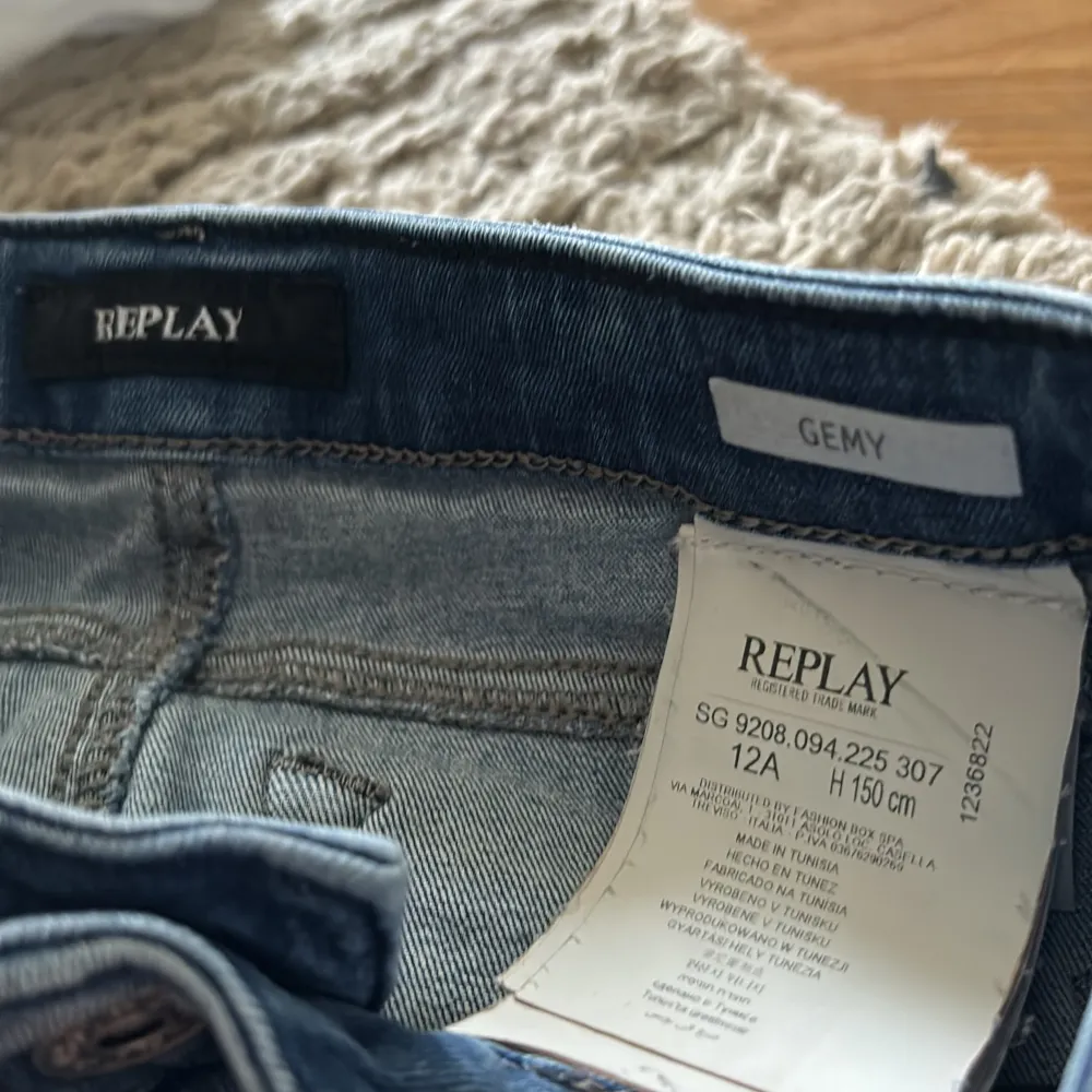 Säljer ett par Replay jeans för barn. Dom är ljusblåa strl 150. Skicket är jättebra och är typ helt nya, dom passar bra nu till sommaren med den ljusa färgen. Skriv till mig om ni vill ha fler bilder 😁. Jeans & Byxor.