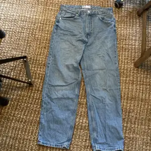 Ett par baggy/Loose fit jeans från bershka , köpta här på Plick men var pytte lite för små för mig som är 181cm lång, ungefär 7/10 kvalitet😁