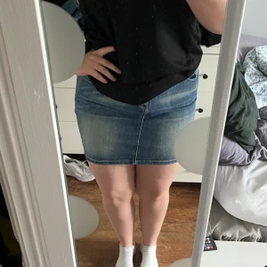 Midwaist/lowwaist jeanskjol - Vintage jeanskjol men lite detaljer vid fickorna. Märket heter Espirt Demin.  Strl W30  150kr Köparen står för frakten 💕