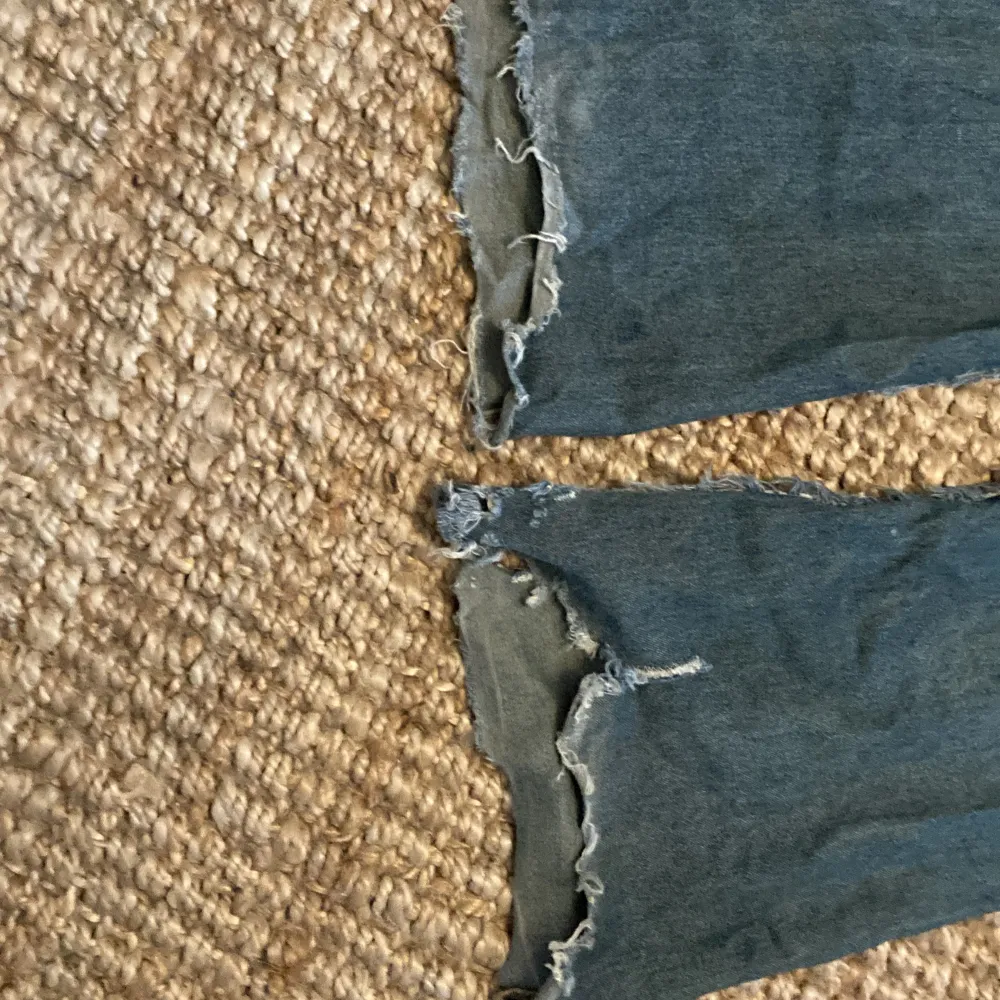Ett par ganska slitna bootcut/baggy jeans från weekday med storlek 33/30 köpta här på Plick men passade inte, ställ gärna frågor😉. Jeans & Byxor.