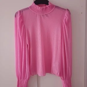 Fest tröja/disko - Tröjan/xs. Är väldigt skönt och ha på sig. Väldigt tun , Har använt den bara 2 gånger. Så den är nästan ny.  BRA FÖR FESTER