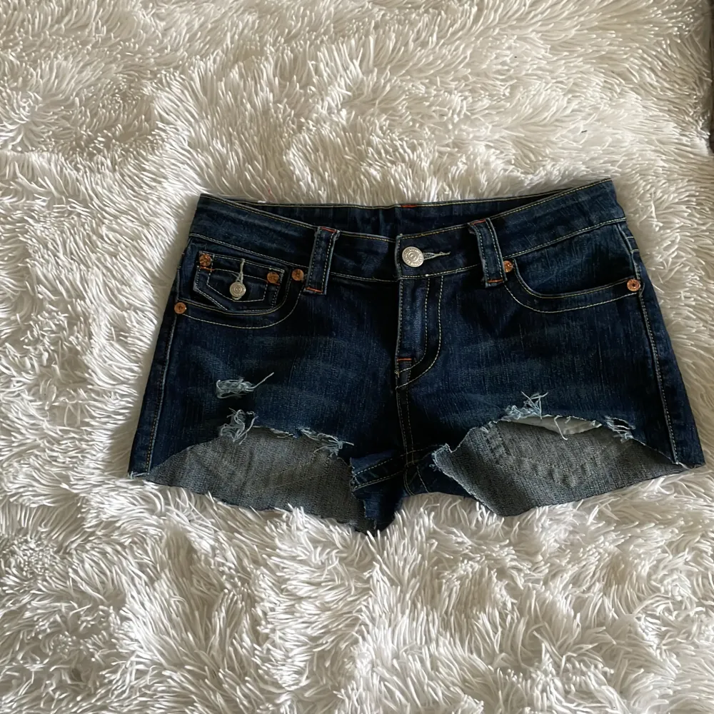 Säljer dessa sjukt snygga lågmidjade jeans shortsen från true religion! De sitter jätte skönt och fint och de har inga defekter. Perfekta nu till sommaren! Midjemåttet: 37 cm + stretch. Ena fickan är en fake ficka. Kom privat vid funderingar 💗 . Shorts.