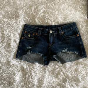 Säljer dessa sjukt snygga lågmidjade jeans shortsen från true religion! De sitter jätte skönt och fint och de har inga defekter. Perfekta nu till sommaren! Midjemåttet: 37 cm + stretch. Ena fickan är en fake ficka. Kom privat vid funderingar 💗 