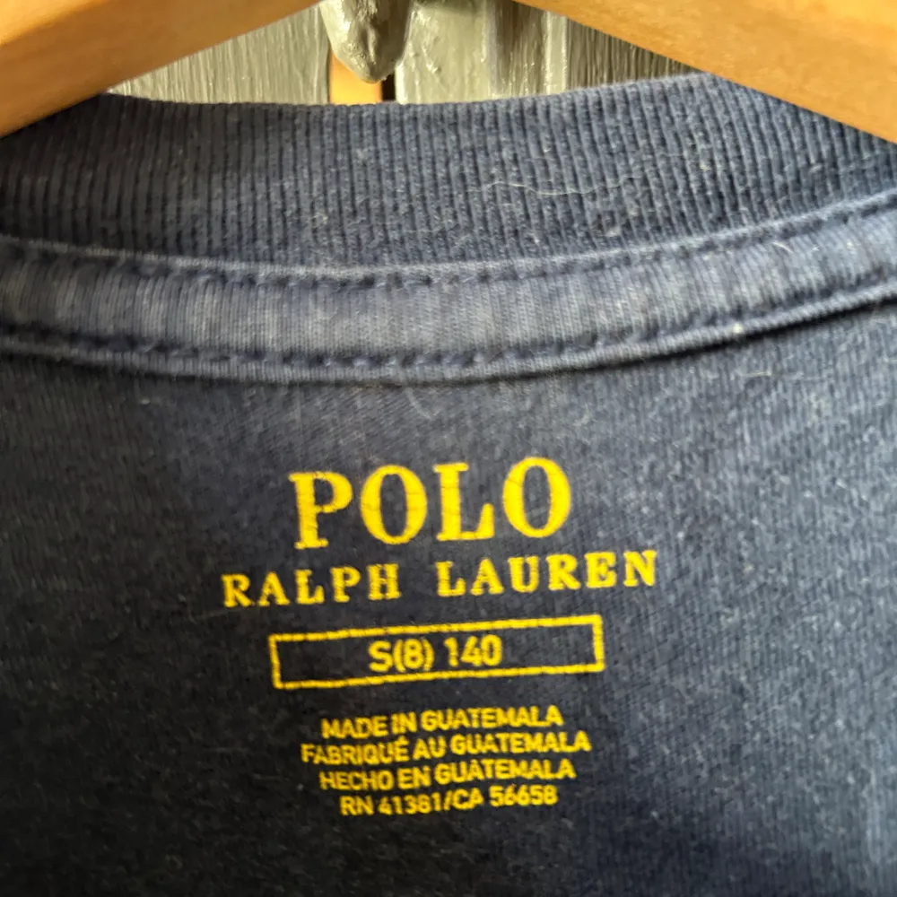 Blå Polo Ralph Lauren t-shirt. Den är lite sliten på flaggan men annars i grymt skick. T-shirts.