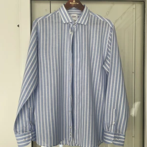 Oscar Jacobsson skjorta  - Säljer en Oscar Jacobsson skjorta i nyskick! Använd 2 gånger. Köpt på Stenströms förra året för 1699kr🍾 Pris går att diskutera!