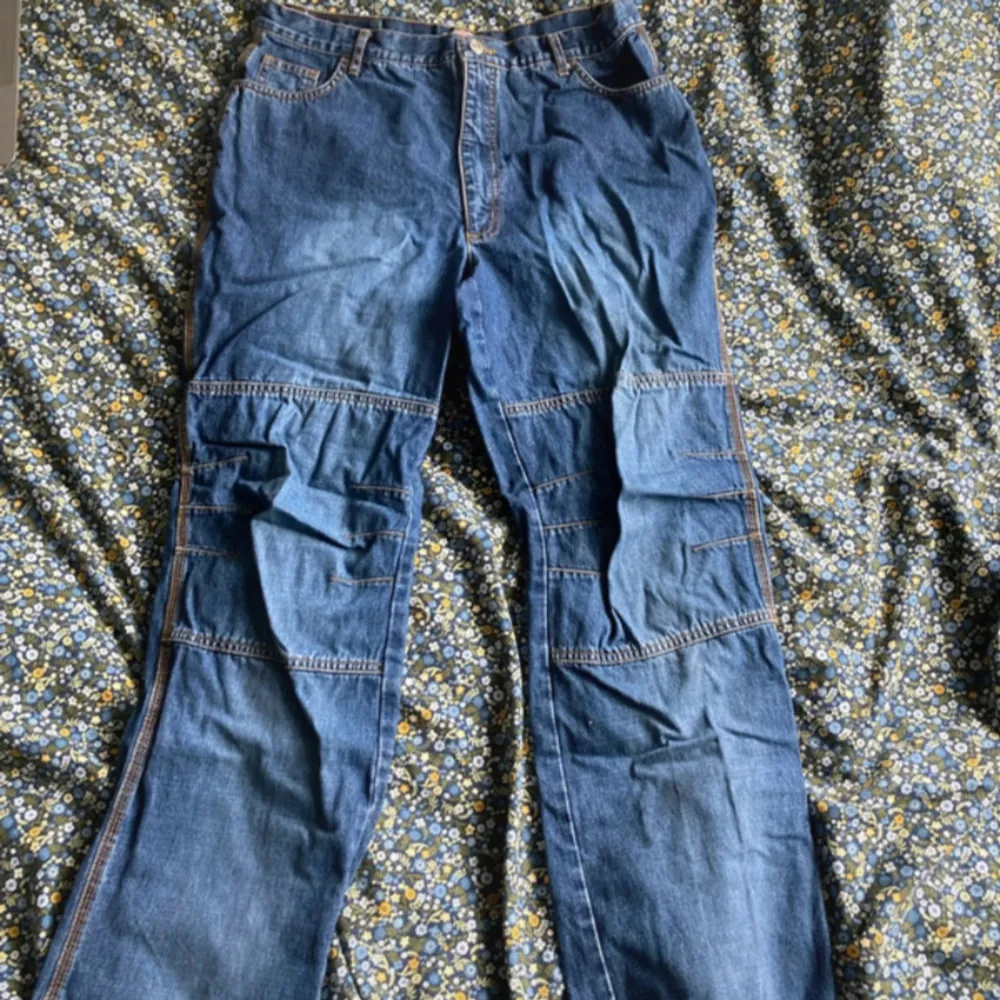 straight leg högmidjade jeans från märket rainbow med coola detaljer på benen. W27 storlek 44, står i byxorna. . Jeans & Byxor.