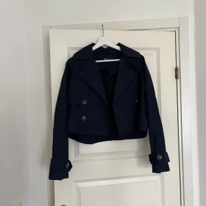 Navyblå jacka  - Knappt använd navy jacka. Använt den cirka 5 gånger innan jag glömde bort den. Idag är den inte min stil längre. Jag är 170 och den är lite kort i midjan, annars är den perfekt!