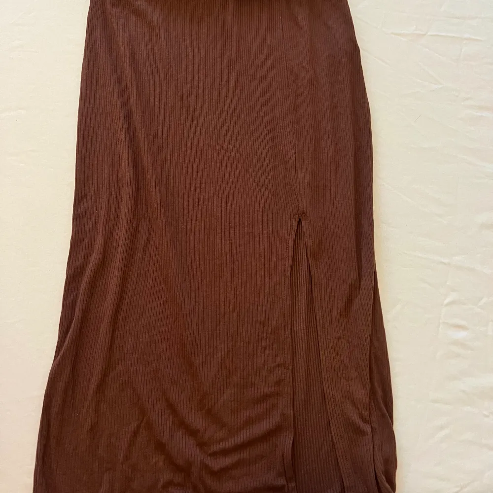 Topp & kjol från Shein. Storlek S. Skönt material fin till sommaren. ❤️ Lite åt de röda tonerna i toppen och kjolen. . Klänningar.