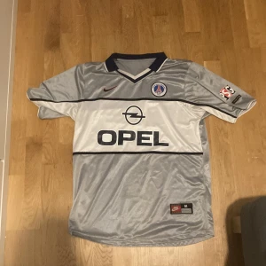 Vintage jersey psg - Stilren vintage/retro psg jersey, passar inte mig därför säljer jag.