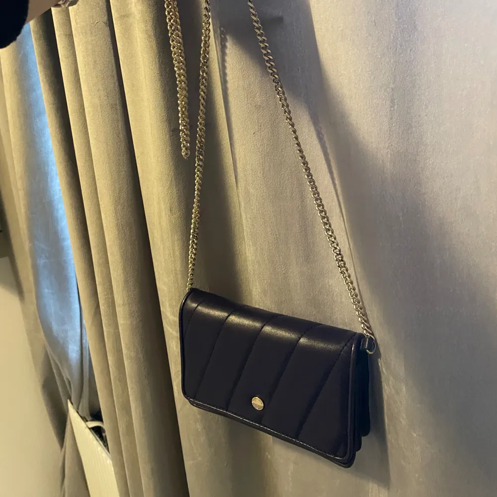Jättefin marin blå hand väska, använt fåtal gånger. Älskar denna väskan eftersom den har en spegel i sig, perfekt när man ska fixa läpparna med läpppena 😍. Väskor.