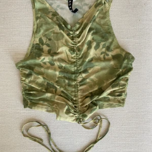 Motel rocks topp - Söt topp i mesh från Motel i en superfin grön färg! Knappt använd! Passar xs-s