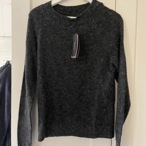 Stickad tröja  - Helt ny stickad tröja från vero Moda, aldrig använd