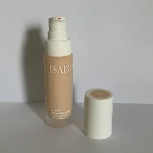 Isadora ”the no compomise lightweight matte foundation” i färgen 1N (neutral). Testad en gång och den lägger sig fint på huden. Säljer då jag hade velat ha lite mer täckande foundation💗