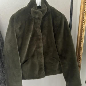 Only pälsjacka  - Har använt några gånger den är i bra skick 🩷