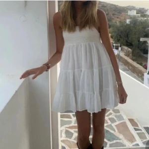 Super fin vit klänning  - Säljer en super fin klänning då den inte kommer till användning för mig. Den är perfekt nu till sommaren🥂 Priset är inte ristat i sten🤗 