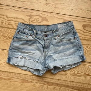 Lågmidjade Levis shorts - Säljer dessa supersnygga Levis shorts i storlek 32, midjemåttet är 34cm rakt över, skriv för mer bilder💕