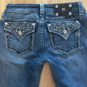 lågmidjade coola jeans med paljetter i storlek 27. midjemått rätt över: 34 cm, innerbenslängd: 76 cm. jag är 175 ⭐️ använd ”köp nu”. 7/5-2024