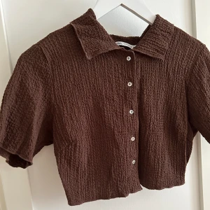 Topp - Strukturerad topp med knappar framtill, fint skick, endast prövad 