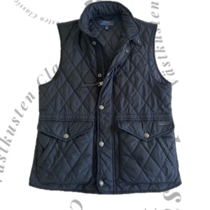 Ralph Lauren Väst - Tjena! Säljer nu denna riktigt feta västen ifrån Ralph Lauren, som är perfekt nu till våren eller på sommarkvällar! Västen är i ett mycket bra skick 9/10! Nypriset är ca 2400 kr, vårat pris 849 kr, ej hugget i sten! Hör av dig vid frågor eller så!💯🤙🤝