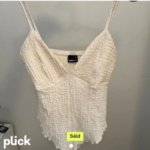 Topp - Knappt använd topp köpt på Ginatricot sommaren 2023, inga defekter😊