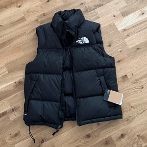 NORTH FACE VÄST - Helt oanvänd väst med prislappen kvar. Unisex storlek! Lite oversized S på dam och Normal S på herrstorlek. 🖤