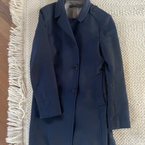 Dondup rock  - Säljer en blå dondup rock. Väl använd och säljes i befintligt skick. Storlek 164. Lite skador på insidan av jackan - går lätt att fixa hos skräddaren. Det finns även lite fläckar men som inte syns så tydligt. Nypris ca 4000kr